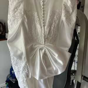 Gorgeous Victorian-style wedding dress!